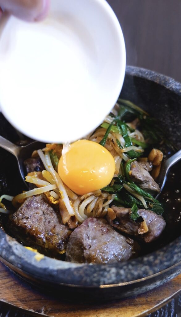 豪気 南鴨宮店の石焼きにんにくレバニラと卵黄