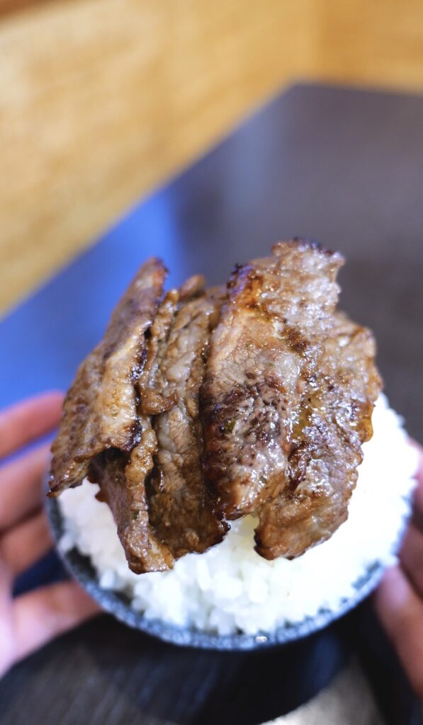 豪気 南鴨宮店のごはんにのせた焼肉